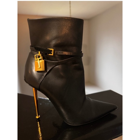 Tom Ford Black Leather Pointed Toe Stiletto Heel Ankle Boots Gold Lock Size 39 - Picture 6 of 11